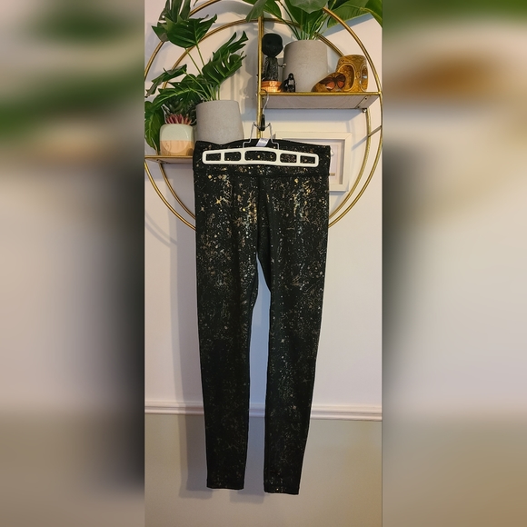 Ivivva Lululemon Rythmic Tights Luxtreme Magnetic Camo Gold & Black - Picture 3 of 7